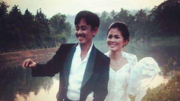 4 Potret Lawas Pernikahan Epy Kusnandar dan Karina Ranau, Kini Dipisahkan Oleh Maut 4 Potret Lawas Pernikahan Epy Kusnandar dan Karina Ranau, Kini Dipisahkan Oleh Maut