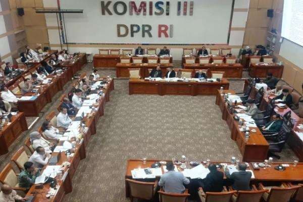 Tok! Komisi III DPR dan Pemerintah Sepakat Bawa RUU Polri ke Rapat Paripurna Tok! Komisi III DPR dan Pemerintah Sepakat Bawa RUU Polri ke Rapat Paripurna