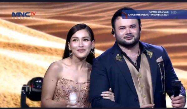 5 Potret Mesra Ayu Ting Ting dengan Ridho Rhoma di ADI 2024, Duet Bawakan Lagu Bollywood 5 Potret Mesra Ayu Ting Ting dengan Ridho Rhoma di ADI 2024, Duet Bawakan Lagu Bollywood