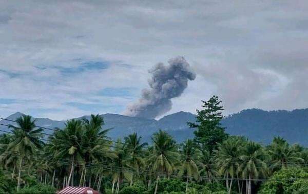 Gunung Dukono Erupsi, Semburkan Abu Vulkanik Setinggi 1.000 Meter Gunung Dukono Erupsi, Semburkan Abu Vulkanik Setinggi 1.000 Meter