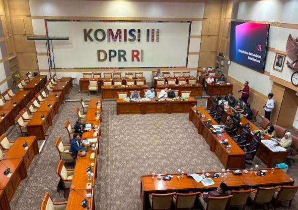 Bahas RUU Polri, Komisi III DPR Godok Keterlibatan Anggota Polri di Ormas Bahas RUU Polri, Komisi III DPR Godok Keterlibatan Anggota Polri di Ormas