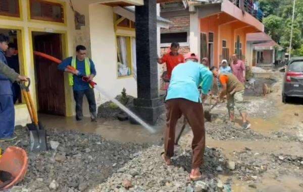 PT Bukit Raya Mudisa Kirim Petugas dan Alat Berat, Bersihkan 63 Rumah Terdampak Banjir Bandang PT Bukit Raya Mudisa Kirim Petugas dan Alat Berat, Bersihkan 63 Rumah Terdampak Banjir Bandang