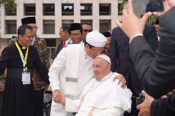 Paus Fransiskus Wafat, Kenang Lagi Momen Keningnya Dicium Nasaruddin Umar saat Datang ke Indonesia Paus Fransiskus Wafat, Kenang Lagi Momen Keningnya Dicium Nasaruddin Umar saat Datang ke Indonesia