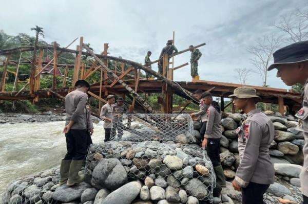 Momen TNI-Polri Bahu-Membahu Bangun Jembatan Darurat di Agam, Sambungkan Daerah Terisolasi Momen TNI-Polri Bahu-Membahu Bangun Jembatan Darurat di Agam, Sambungkan Daerah Terisolasi