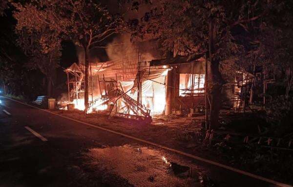 Kebakaran Ludeskan Rumah Penyimpanan Peralatan Resepsi di Sukosewu, Bojonegoro Kebakaran Ludeskan Rumah Penyimpanan Peralatan Resepsi di Sukosewu, Bojonegoro