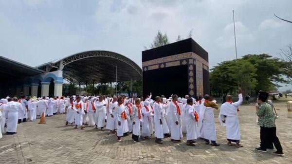 1.508 Calon Jamaah Haji Bojonegoro Ikuti Bimbingan Manasik, Siap Berangkat Mei 2025 1.508 Calon Jamaah Haji Bojonegoro Ikuti Bimbingan Manasik, Siap Berangkat Mei 2025