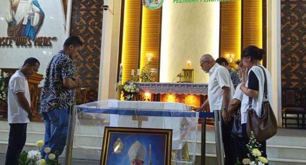 Penghormatan Terakhir Untuk Uskup Emeritus Petrus Turang, Paul Lianto: Beliau Bapak bagi Semua Umat Penghormatan Terakhir Untuk Uskup Emeritus Petrus Turang, Paul Lianto: Beliau Bapak bagi Semua Umat