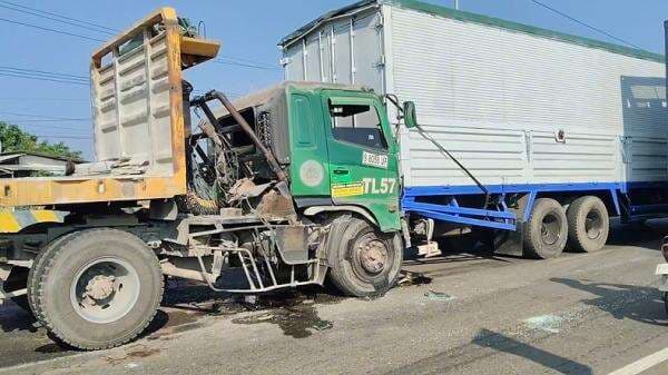 Kecelakaan Beruntun 3 Kendaraan di Ringroad Tuban Dipicu Motor Nyeberang Mendadak Kecelakaan Beruntun 3 Kendaraan di Ringroad Tuban Dipicu Motor Nyeberang Mendadak