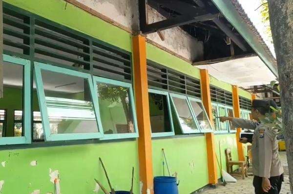 Ponorogo Geger! Ledakan Petasan Balon Udara Rusak Gedung SMAN 1 Badegan Ponorogo Geger! Ledakan Petasan Balon Udara Rusak Gedung SMAN 1 Badegan