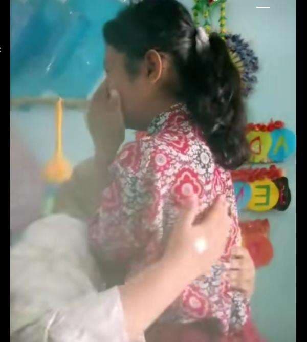 Viral Bocah SD Nangis saat Ambil Rapor Sendiri karena Broken Home Viral Bocah SD Nangis saat Ambil Rapor Sendiri karena Broken Home