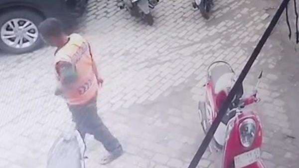 Pencurian Modus Congkel Sadel Motor Terekam CCTV di Gowa, Uang Rp 10,5 Juta Milik Nasabah Bank Raib Pencurian Modus Congkel Sadel Motor Terekam CCTV di Gowa, Uang Rp 10,5 Juta Milik Nasabah Bank Raib