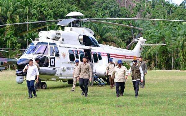 Presiden Prabowo Naik Helikopter Tinjau Pengungsi di Agam Sumbar Presiden Prabowo Naik Helikopter Tinjau Pengungsi di Agam Sumbar