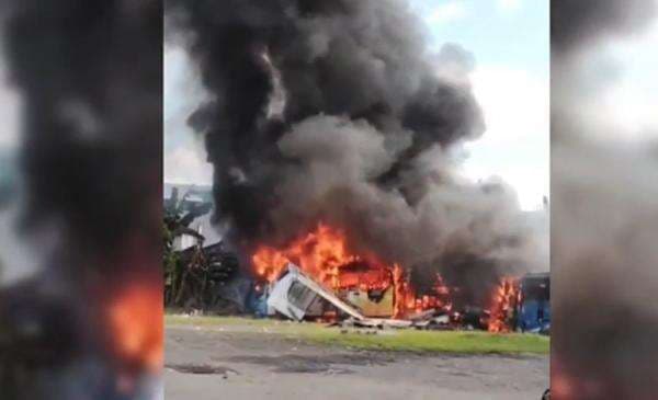 Kebakaran di Kantor Damri Makassar, 4 Bus dan 3 Truk Ludes Dilalap Api Kebakaran di Kantor Damri Makassar, 4 Bus dan 3 Truk Ludes Dilalap Api