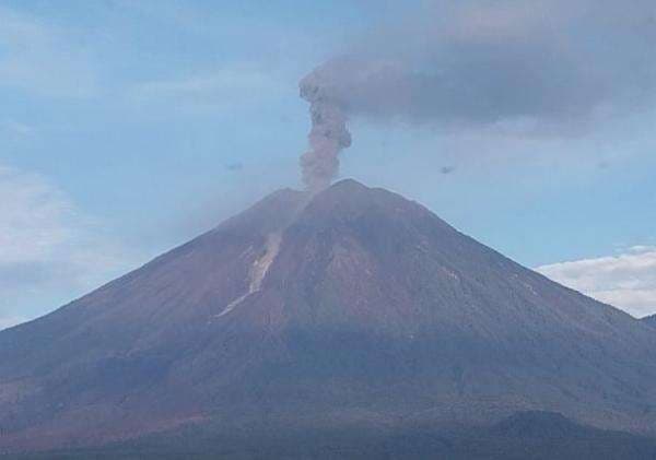 Gunung Semeru Meletus Hari Ini, Semburkan Abu Vulkanik 1.200 Meter Gunung Semeru Meletus Hari Ini, Semburkan Abu Vulkanik 1.200 Meter