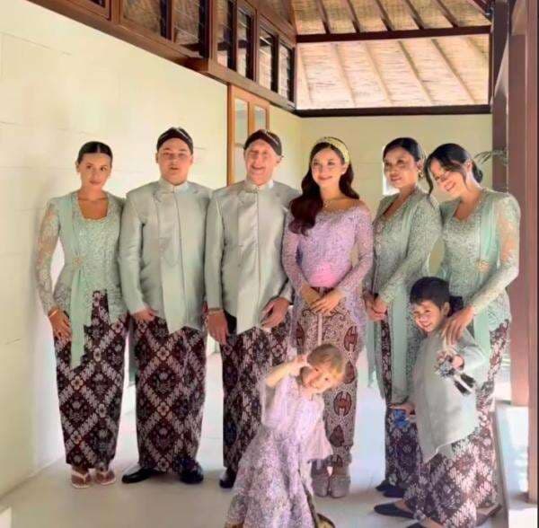 Jennifer Coppen dan Keluarga Kompak Pakai Kebaya Pastel saat Prosesi Siraman Jennifer Coppen dan Keluarga Kompak Pakai Kebaya Pastel saat Prosesi Siraman