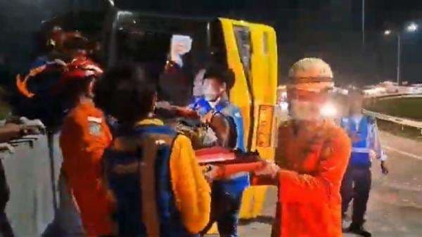 Breaking News : Bus PO Cahaya Trans Kecelakaan di Exit Tol Krapyak, 15 Orang Tewas 19 Luka Breaking News : Bus PO Cahaya Trans Kecelakaan di Exit Tol Krapyak, 15 Orang Tewas 19 Luka