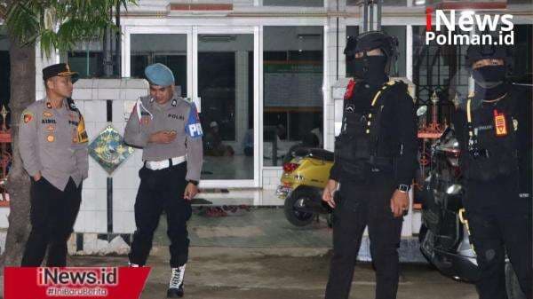 Wakapolres Polman Pastikan Pengamanan Ketat di Masjid Selama Tarawih, Ibadah Aman dan Khusyuk Wakapolres Polman Pastikan Pengamanan Ketat di Masjid Selama Tarawih, Ibadah Aman dan Khusyuk