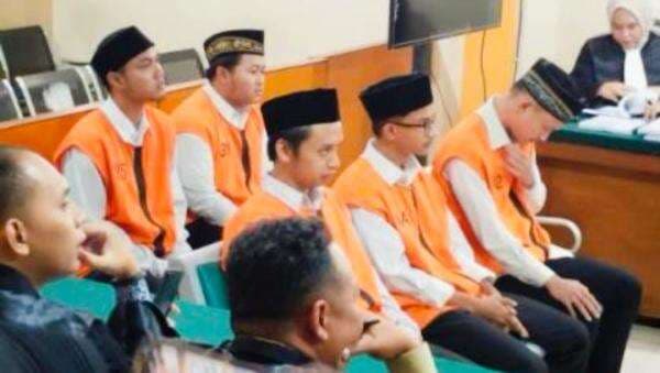 8 Terdakwa Pabrik Narkoba di Malang Lolos dari Hukuman Mati, Divonis 18 hingga 20 Tahun Penjara 8 Terdakwa Pabrik Narkoba di Malang Lolos dari Hukuman Mati, Divonis 18 hingga 20 Tahun Penjara