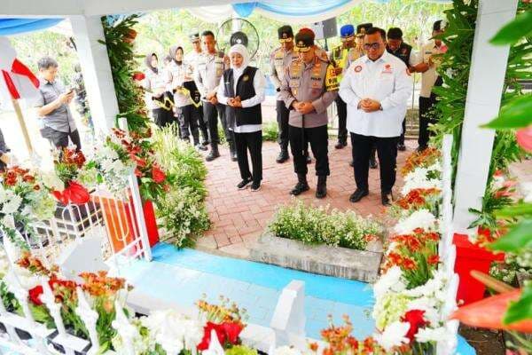 Ziarah ke Makam Marsinah, Kapolri: Mengenang Pahlawan Nasional Buruh Ziarah ke Makam Marsinah, Kapolri: Mengenang Pahlawan Nasional Buruh