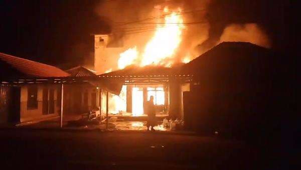 Rumah Barak 6 Pintu di Kabupaten Seruyan Terbakar, Seorang Penghuni Tewas Terpanggang Rumah Barak 6 Pintu di Kabupaten Seruyan Terbakar, Seorang Penghuni Tewas Terpanggang
