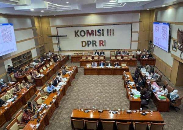 Pemerintah Serahkan 112 DIM RUU Polri ke Komisi III DPR Pemerintah Serahkan 112 DIM RUU Polri ke Komisi III DPR
