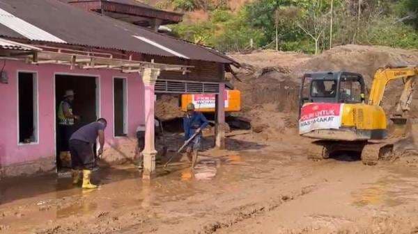 Polres Padang Pariaman Kerahkan 3 Alat Berat Tangani Longsor di Lubuk Alung Polres Padang Pariaman Kerahkan 3 Alat Berat Tangani Longsor di Lubuk Alung