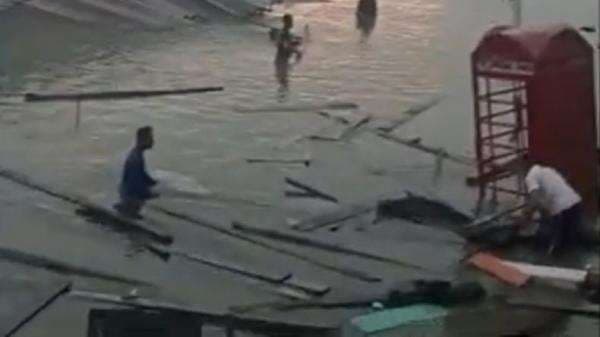 Kawasan Wisata Kuliner Pantai Selatan Bangkalan Porak-poranda Diterjang Puting Beliung Kawasan Wisata Kuliner Pantai Selatan Bangkalan Porak-poranda Diterjang Puting Beliung