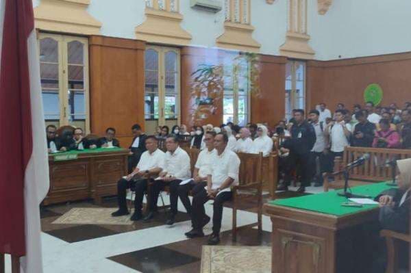 Hakim Bebaskan 4 Terdakwa Korupsi Kasus Penjualan Lahan Eks PTPN II Hakim Bebaskan 4 Terdakwa Korupsi Kasus Penjualan Lahan Eks PTPN II