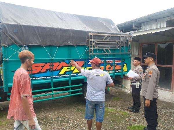 Tragedi Mengerikan di Jalan Menurun Jombang, Pemuda Tewas Jatuh Dari Bak Truk Muatan Tepung Tragedi Mengerikan di Jalan Menurun Jombang, Pemuda Tewas Jatuh Dari Bak Truk Muatan Tepung