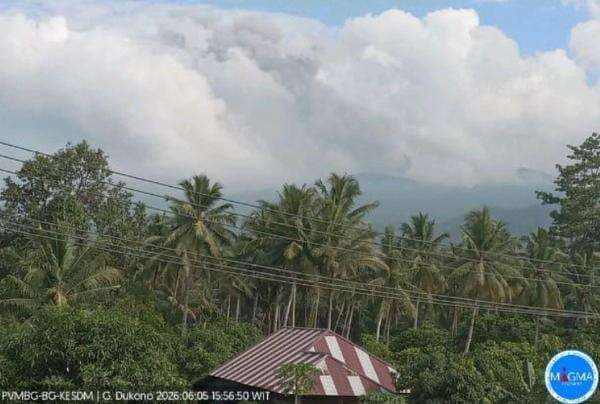 Gunung Dukono Erupsi Lontarkan Abu Vulkanik Sejauh 1.200 Meter Gunung Dukono Erupsi Lontarkan Abu Vulkanik Sejauh 1.200 Meter