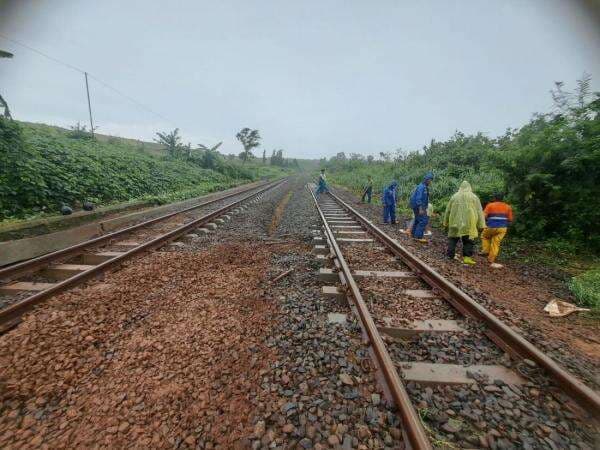 Banjir di Petak Stasiun Krengseng-Plabuan, KA Tawang Jaya Berhenti 1,5 Jam di Tengah Hutan Banjir di Petak Stasiun Krengseng-Plabuan, KA Tawang Jaya Berhenti 1,5 Jam di Tengah Hutan
