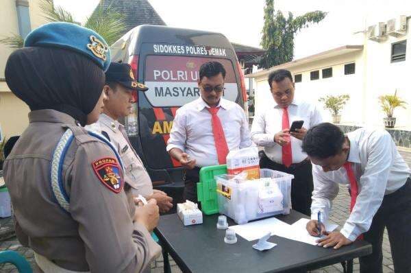 Bersih-Bersih Internal, Polres Demak Tes Urine Dadakan ke Anggota Bersih-Bersih Internal, Polres Demak Tes Urine Dadakan ke Anggota