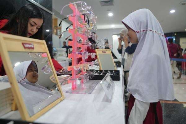 300 Siswa-Warga Dapatkan Pemeriksaan Mata dan Kacamata Gratis 300 Siswa-Warga Dapatkan Pemeriksaan Mata dan Kacamata Gratis