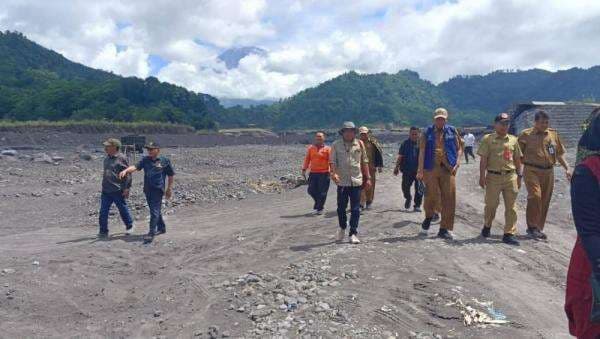 Tanggul Jebol Ancam Keselamatan Warga, Komisi B DPRD Kabupaten Lumajang Darong Penanganan Darurat Tanggul Jebol Ancam Keselamatan Warga, Komisi B DPRD Kabupaten Lumajang Darong Penanganan Darurat