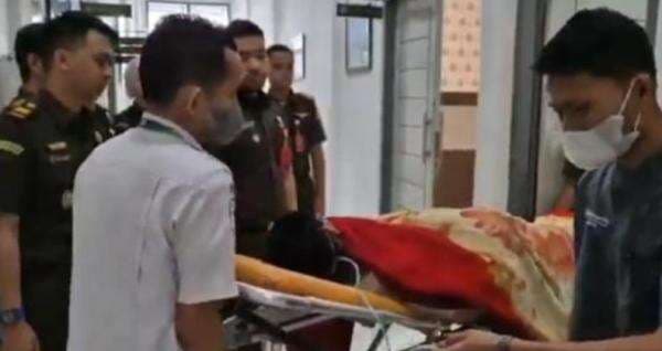 Drama di Kejaksaan: Kadispora Sungai Penuh Pingsan Setelah Jadi Tersangka Korupsi Rp779 Juta Drama di Kejaksaan: Kadispora Sungai Penuh Pingsan Setelah Jadi Tersangka Korupsi Rp779 Juta