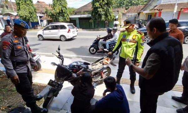 Kapolres Ponorogo Bantu Perbaiki Kendaraan Pemudik hingga Belikan Ban Motor Baru Kapolres Ponorogo Bantu Perbaiki Kendaraan Pemudik hingga Belikan Ban Motor Baru
