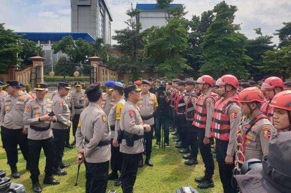 Polri Kembali Kirim Ratusan Personel Tambahan ke Sumatra, Fokus Wilayah Aceh Polri Kembali Kirim Ratusan Personel Tambahan ke Sumatra, Fokus Wilayah Aceh