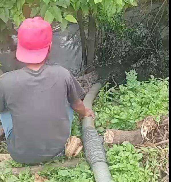 Truk Sedot WC Diduga Buang Limbah Tinja ke Aliran Sungai, Warga Ngeluh Bau Hingga Kedalam Rumah Truk Sedot WC Diduga Buang Limbah Tinja ke Aliran Sungai, Warga Ngeluh Bau Hingga Kedalam Rumah