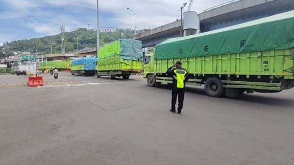 Protes Dilarang Masuk, Ratusan Truk Nekat Terobos Penjagaan Polisi di Pelabuhan Merak Protes Dilarang Masuk, Ratusan Truk Nekat Terobos Penjagaan Polisi di Pelabuhan Merak