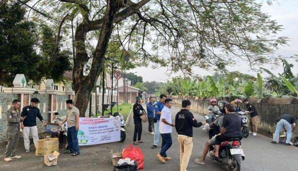 Bagikan Takjil Kepada Warga, Karang Taruna Kecamatan Sukaraja Pererat Silaturahmi Sesama Anggota Bagikan Takjil Kepada Warga, Karang Taruna Kecamatan Sukaraja Pererat Silaturahmi Sesama Anggota
