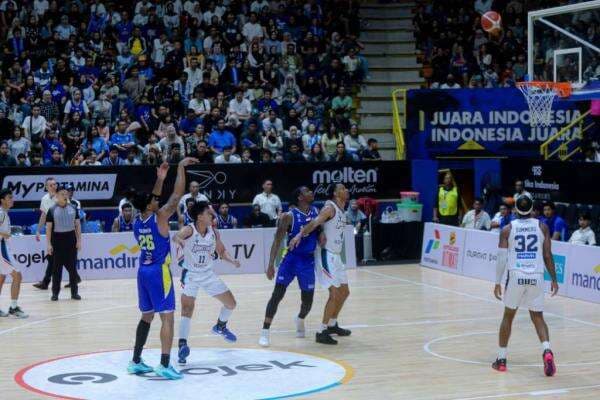 Wasit Asing Belum Jadi Obat di Playoffs IBL 2026, Satu Peluit Masih Bisa Ubah Nasib Pertandingan Wasit Asing Belum Jadi Obat di Playoffs IBL 2026, Satu Peluit Masih Bisa Ubah Nasib Pertandingan