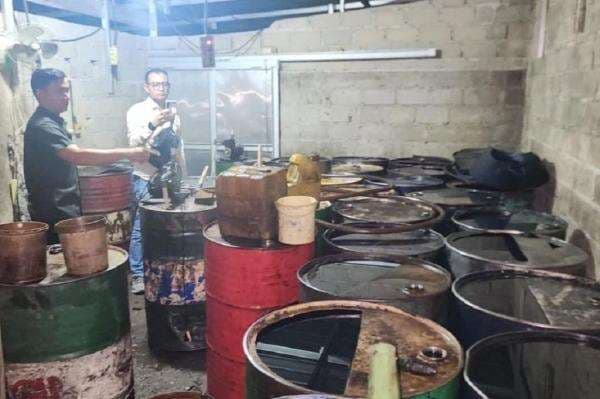 Gerebek Gudang BBM Ilegal di Bangka Barat, Polisi Sita 8.000 Liter Solar dan Tangkap 3 Pelaku Gerebek Gudang BBM Ilegal di Bangka Barat, Polisi Sita 8.000 Liter Solar dan Tangkap 3 Pelaku