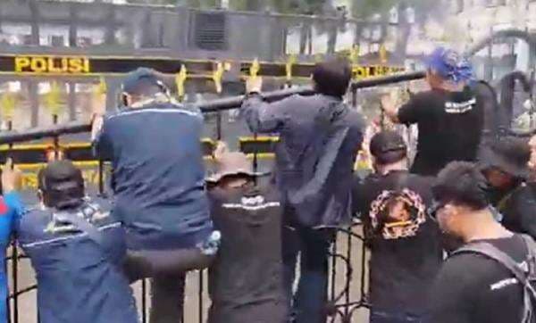 Demo Buruh di Bandung Ricuh, Massa Tolak SE Gubernur Jabar soal Upah Sektoral Demo Buruh di Bandung Ricuh, Massa Tolak SE Gubernur Jabar soal Upah Sektoral