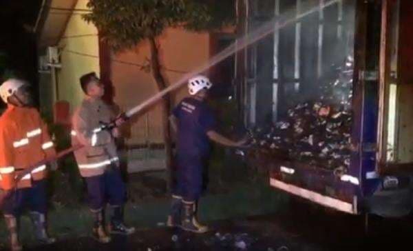 Truk Angkut Mi Instan Terbakar di Mojokerto, Diduga Korsleting Lampu Truk Angkut Mi Instan Terbakar di Mojokerto, Diduga Korsleting Lampu