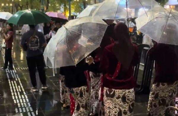 Malioboro Jogja Diserbu Ribuan Wisatawan meski Diguyur Hujan Malioboro Jogja Diserbu Ribuan Wisatawan meski Diguyur Hujan