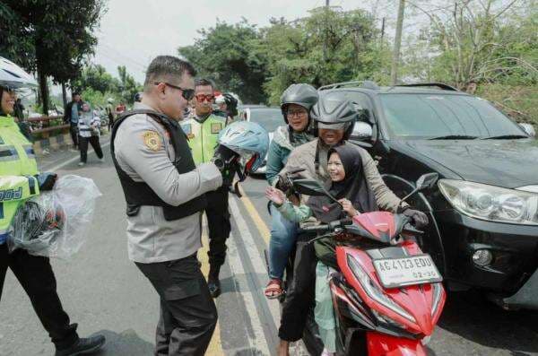 Lihat, Aksi Kapolres Jombang Kepada Pengendara Motor yang Balik Mudik Lebaran 2025 Lihat, Aksi Kapolres Jombang Kepada Pengendara Motor yang Balik Mudik Lebaran 2025