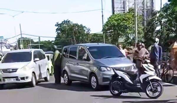 Viral Mobil Melintang di Jembatan Dikira Sopir Bunuh Diri Lompat ke Kali, Ternyata Kehabisan Bensin Viral Mobil Melintang di Jembatan Dikira Sopir Bunuh Diri Lompat ke Kali, Ternyata Kehabisan Bensin
