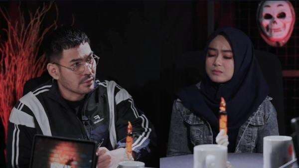 Sholat Ditemani Makmum Gaib, Jelita Jely Ungkap Kisah Horor di YouTube Robby Purba Sholat Ditemani Makmum Gaib, Jelita Jely Ungkap Kisah Horor di YouTube Robby Purba