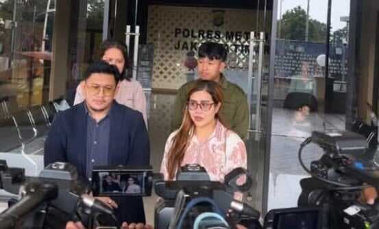 Pipi Luka hingga Berlubang, Ratu Meta Datangi Polres Jakarta Timur Laporkan Kasus KDRT Pipi Luka hingga Berlubang, Ratu Meta Datangi Polres Jakarta Timur Laporkan Kasus KDRT