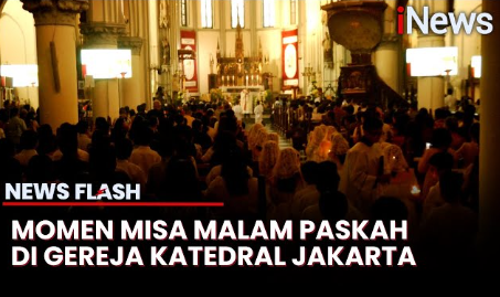 Khidmatnya Misa Malam Paskah di Gereja Katedral Jakarta Khidmatnya Misa Malam Paskah di Gereja Katedral Jakarta